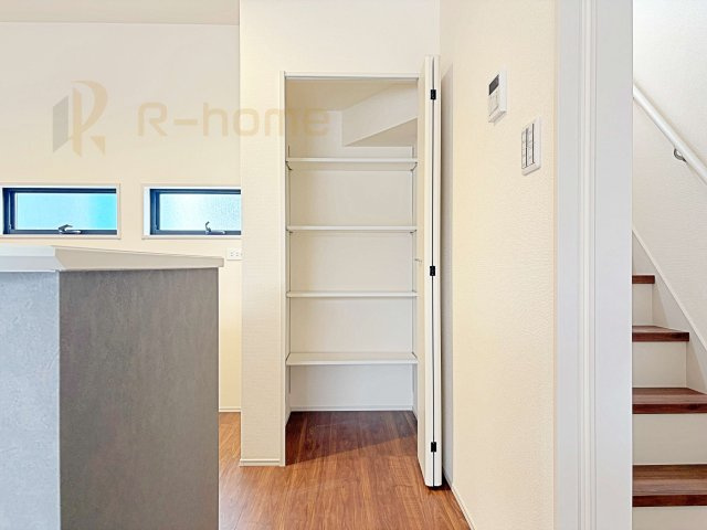 下妻市下妻丙　新築戸建て　3号棟の収納|キッチンパントリーとしても活用できる収納！リビングに物を出さず、綺麗を保てそうですね♪