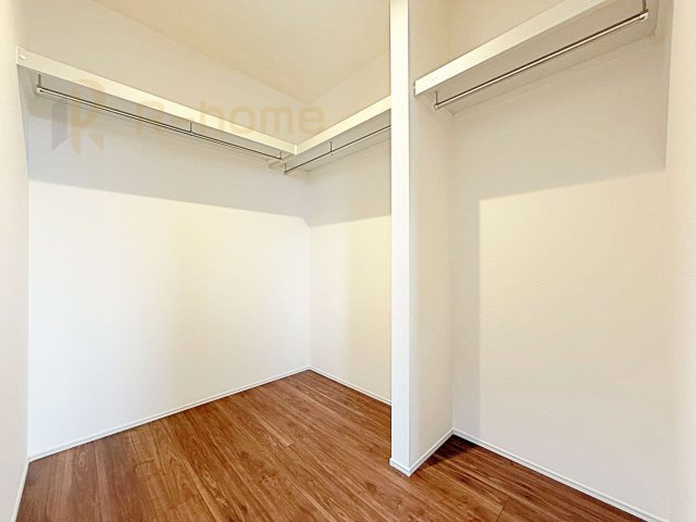 下妻市下妻丙　新築戸建て　3号棟の収納|人気のウォークインクローゼット！アウター類はもちろん、季節ものや寝具も収納できます！