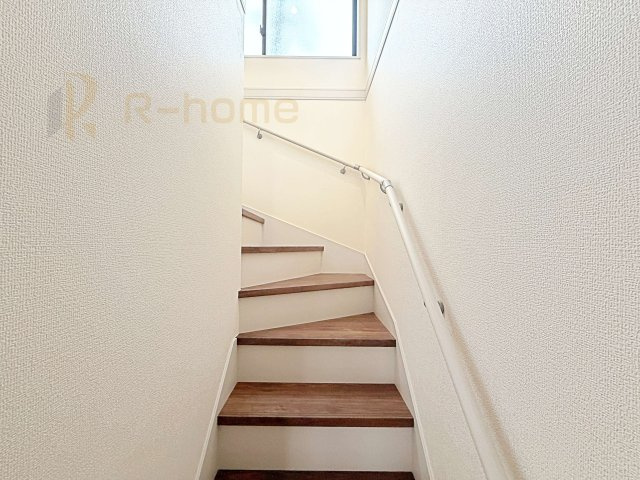 下妻市下妻丙　新築戸建て　3号棟の内装|手すりのついた階段！小さなお子様の利用も一安心です♪
