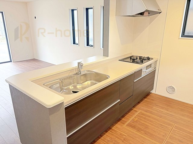下妻市下妻丙　新築戸建て　3号棟のキッチン|料理をしながら家族とコミュニケーションが取れる対面式システムキッチン。