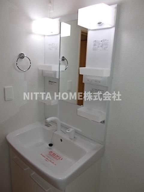 グレイスフルライフの洗面所|シャワー付きの洗面台朝の準備も楽々です♪