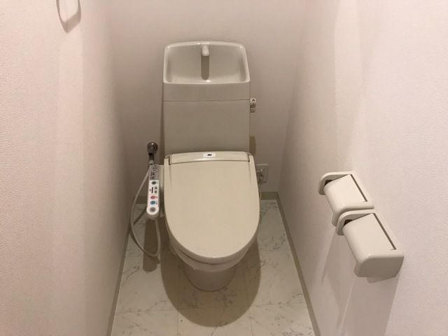 ユーハウスⅦのトイレ|落ち着いた色調のトイレです