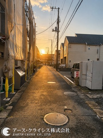 【前面道路含む現地写真】 | 船橋市高根台645②　全2区画 | 新しい家が増えても、空の広さはそのまま。春には桜、夏には青空、秋にはやわらかな光。季節ごとに表情を変える街で、長く暮らせる安心を。