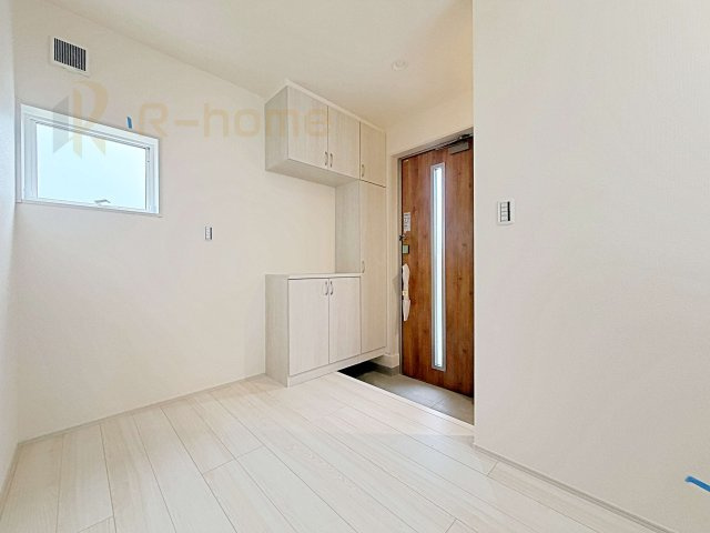 下妻市下妻丙　新築戸建て　4号棟の玄関|気持ちよくご家族やゲストを送迎できる穏やかな雰囲気の玄関♪大きな下駄箱で玄関廻りスッキリ♪