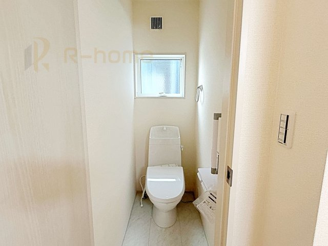 下妻市下妻丙　新築戸建て　4号棟のトイレ|小窓が付いた明るいトイレ♪
温水洗浄便座付きです。