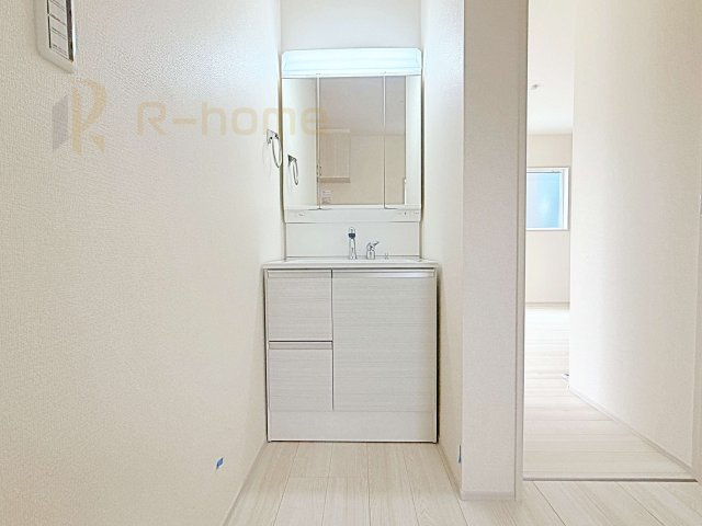 下妻市下妻丙　新築戸建て　4号棟の洗面所|ホールに洗面台付き！玄関近くにあるので、帰宅後すぐに手が洗えます♪