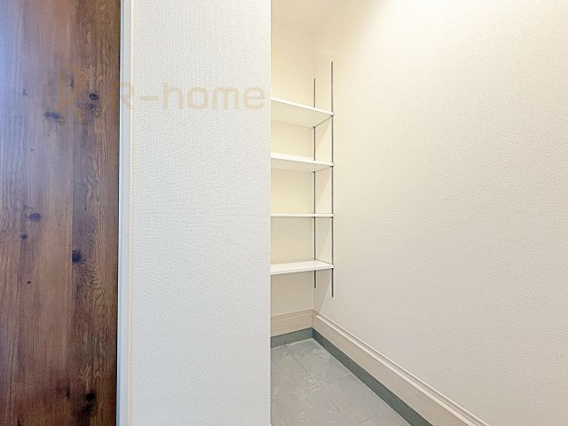 下妻市下妻丙　新築戸建て　4号棟の玄関|整理しやすい可動棚付き！シューズボックスと合わせてたっぷり収納♪
