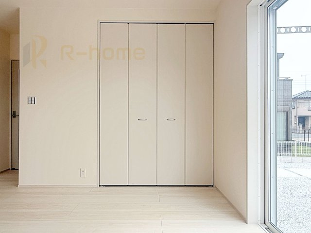 下妻市下妻丙　新築戸建て　4号棟の収納|掃除道具などの収納に便利なリビング収納♪共有スペースの収納はあると便利です！