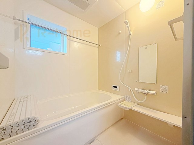 下妻市下妻丙　新築戸建て　4号棟の浴室|足を伸ばしてもゆったりできるバスルーム♪機能性も取り入れて使い易さも保証します♪