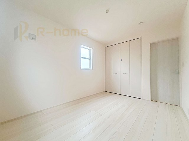 下妻市下妻丙　新築戸建て　4号棟の洋室|どんな部屋家具も合わせやすいシンプルな洋室！
たっぷりの日差しと心地よい風が舞い込む住まい♪