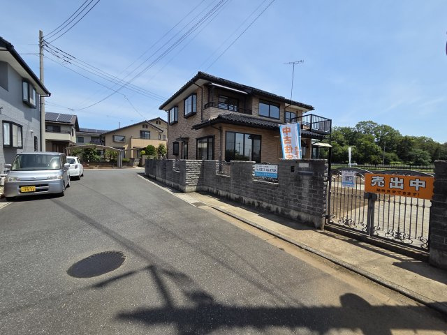 太田市牛沢町　中古住宅の前面道路含む現地写真