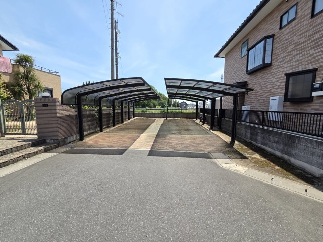 太田市牛沢町　中古住宅の駐車場
