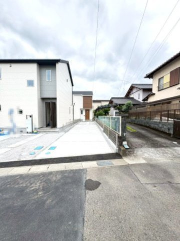 伊豆の国市四日町01期　新築分譲住宅　全2棟　2号棟の駐車場|交通量が少ない前面道路のため小さなお子様がいるご家族も安心してお住まいいただけます。