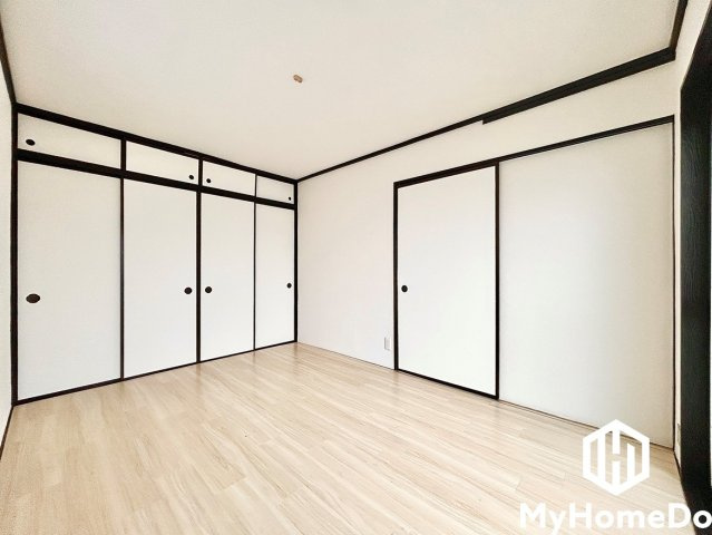 永森マンションの寝室|バルコニーにつながるお部屋で、通風・陽当たり良好。