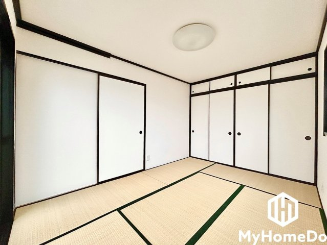 永森マンションの和室|畳の香りに包まれる、心落ち着く和の空間。忙しい日常の中で、ほっと一息つける癒しの住まい。