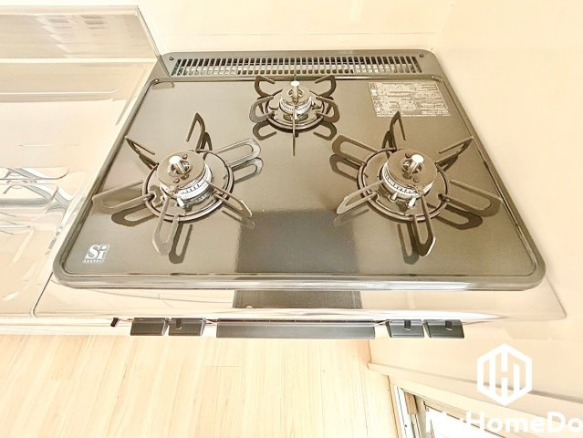 永森マンションの設備|料理が楽しくなる3口コンロ。焼く・煮る・炒めるを同時進行出来ると料理もはかどります。