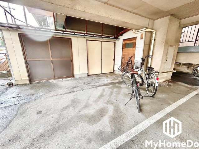 永森マンションの駐輪場|屋根付きなので、雨や風、直射日光から自転車を守ることができます。
