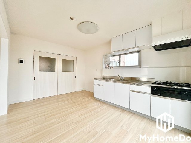 永森マンションのキッチン|大きな窓から溢れる自然光が。心地よい風が通り抜ける開放的な空間で、日々の暮らしに特別感を。