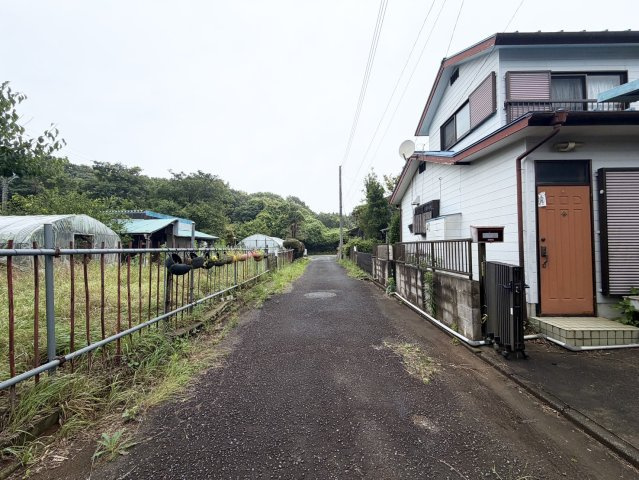 鉾田市二重作中古戸建、土地付きの前面道路含む現地写真