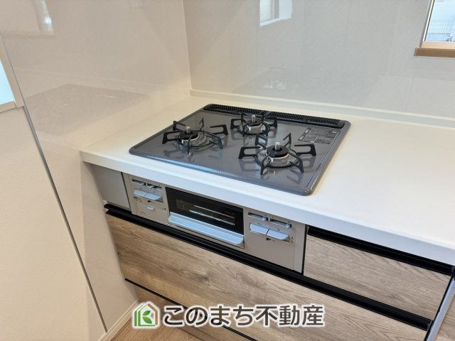 クライン宇都宮市平松本町第1期のキッチン|三ツ口コンロ採用で、同時調理もスムーズ◎！お料理を並べられるカウンター付きで、配膳・片付けをサポート！リビングで過ごすご家族とコミュニケーションを楽しみながら作業可能です♪