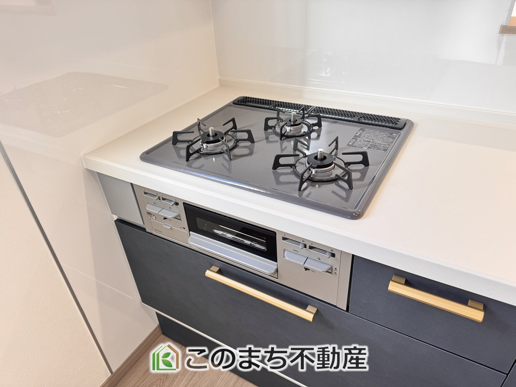 クライン宇都宮市平松本町第1期のキッチン|三ツ口コンロ採用で、同時調理もスムーズ◎！お料理を並べられるカウンター付きで、配膳・片付けをサポート！リビングで過ごすご家族とコミュニケーションを楽しみながら作業可能です♪