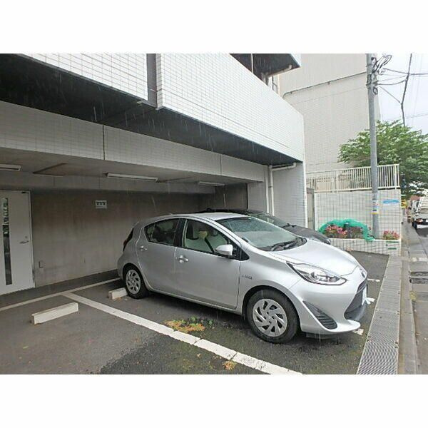 ＣＹＮＴＨＩＡ　ＦＯＵＲ－Ｄ　ｅｆ－Ｆｏｒｔの駐車場