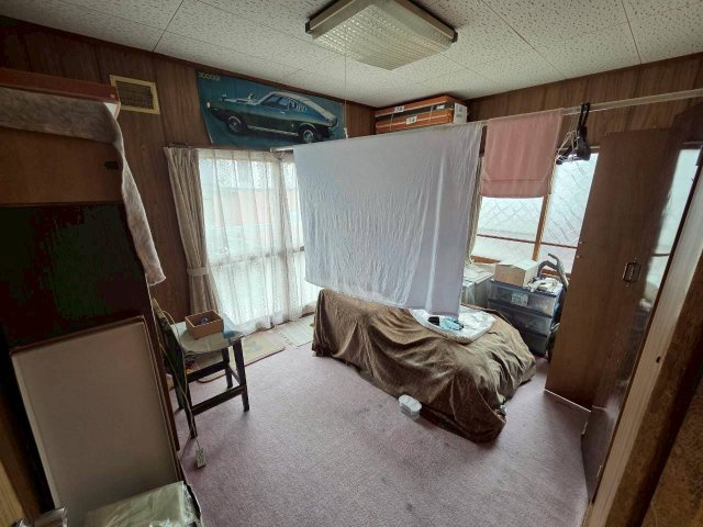鶴ヶ岱1丁目　中古住宅の洋室|2階　洋室6帖（絨毯）