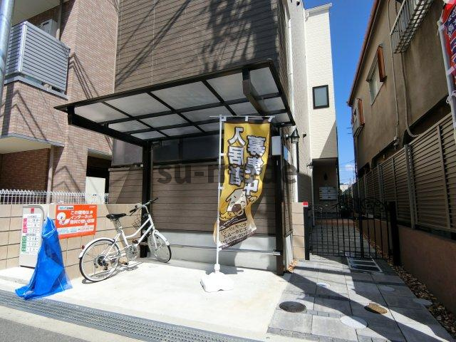 メゾン・ド・クレアーレ千里丘の駐車場