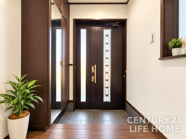 【玄関】 | グリーンライン「高田」中古戸建 | ゆったりとした玄関です