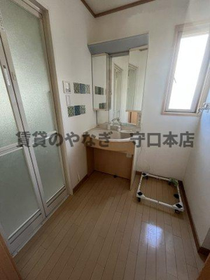 【洗面所】 | 太秦中町戸建 | 忙しい朝には欠かせない洗面所です