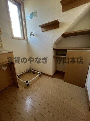 【洗面所】 | 太秦中町戸建 | 階段下の収納もあり♪