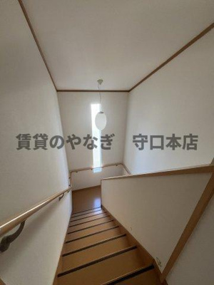 【内装】 | 太秦中町戸建 | 階段も明るいです