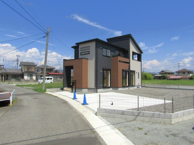 【前面道路含む現地写真】 | ブルーミングガーデン中央市西花輪　1号棟 | 前面道路含む現地写真です
