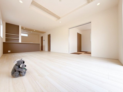 【居間・リビング】 | 前橋市龍蔵寺　新築住宅 | 折り上げ天井が開放感たっぷりのリビングを演出。
ソファなどの家具を置いてもゆったりくつろげます。