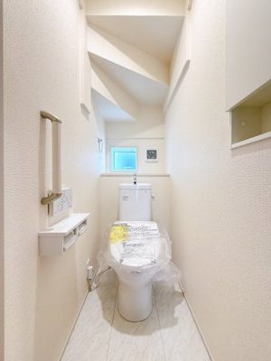 【トイレ】 | 前橋市龍蔵寺　新築住宅 | 収納も備えた機能的で清潔感のあるトイレ。
背面には棚もあるのでお花やお気に入りのものを飾っても◎