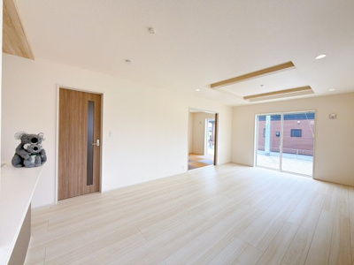【居間・リビング】 | 前橋市龍蔵寺　新築住宅 | ≪LDK≫
リビング・ダイニングは白を基調としたシンプルな空間。
雑貨やこだわりの家具など、レイアウトも自由に楽しめます！