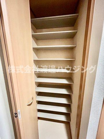 ヌーヴェルバーグの収納|天井高シューズBOX
