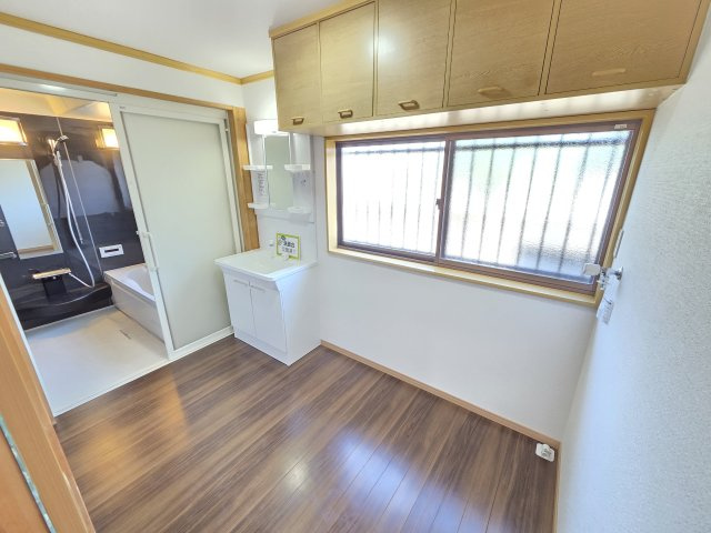 太田市新田村田町　中古住宅の洗面所|洗面脱衣所は3帖と広々！収納棚もついており便利です！