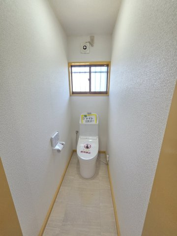 太田市新田村田町　中古住宅のトイレ|現地写真　トイレは温水洗浄機能付きです！節水タイプなので家計に優しいトイレです！