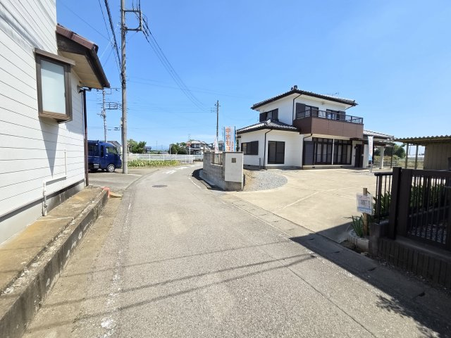 太田市新田村田町　中古住宅の前面道路含む現地写真|東側前面道路幅員約4.0ｍ　北側前面道路幅員約5.0ｍ