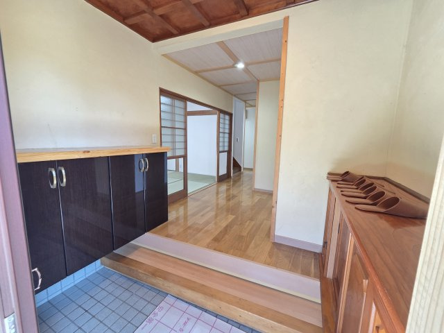太田市新田村田町　中古住宅の玄関|玄関広々！シューズボックスは両サイドにあります
