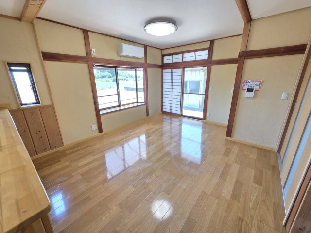 太田市新田村田町　中古住宅の居間・リビング|16帖の広々リビング！