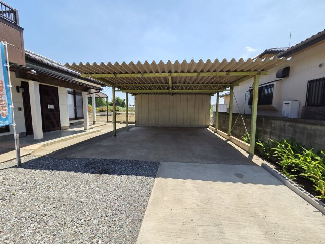 太田市新田村田町　中古住宅の駐車場|駐車4台可！2台分はカーポート付き！