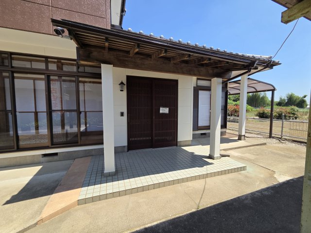 太田市新田村田町　中古住宅の玄関|玄関ポートはゆったりとしています！まさにお家の「顔」ですね！