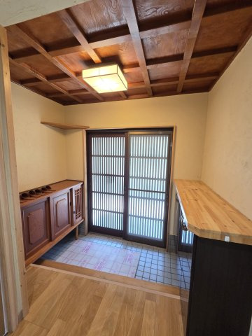 太田市新田村田町　中古住宅の玄関|広々玄関の天井は趣ある造り♪