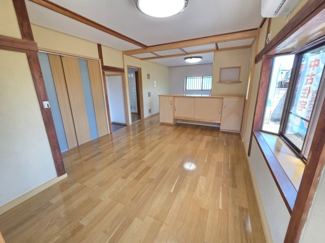 太田市新田村田町　中古住宅の居間・リビング|対面式のキッチンなので、家事をしながらご家族とのコミュニケーションが取れるのが嬉しいですね！