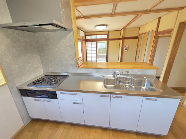 太田市新田村田町　中古住宅のキッチン|現地写真　2550ｍｍサイズのキッチンは作業スペースが広く使いやすいです！シンクも広々で洗い物も楽々♪