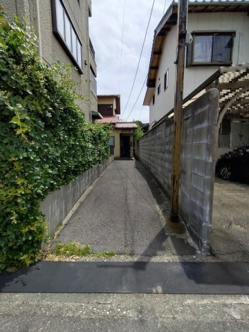 ■□米子市目久美町中古戸建□■の前面道路含む現地写真|進入路となります。間口2ｍとなります。
お車は建物裏の月極駐車場を賃貸中です。2,500円/月