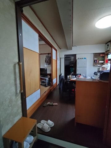 ■□米子市目久美町中古戸建□■の居間・リビング|リビングとなります。かつての店舗スペースをリフォームし洋室へ変更されております。
手入れがしっかりとなされている空間となります。
