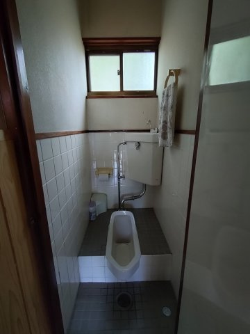 ■□米子市目久美町中古戸建□■のトイレ|玄関開けて正面にある和室トイレとなっております。